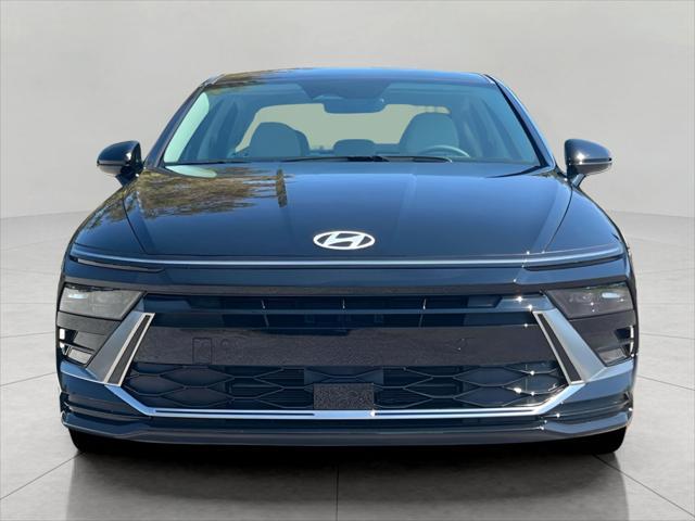 2025 Hyundai SONATA Hybrid Vehicle Photo in Green Bay, WI 54304