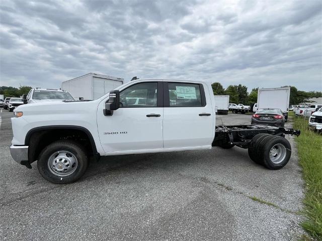 2024 Chevrolet Silverado 3500 HD Chassis Cab Vehicle Photo in ALCOA, TN 37701-3235