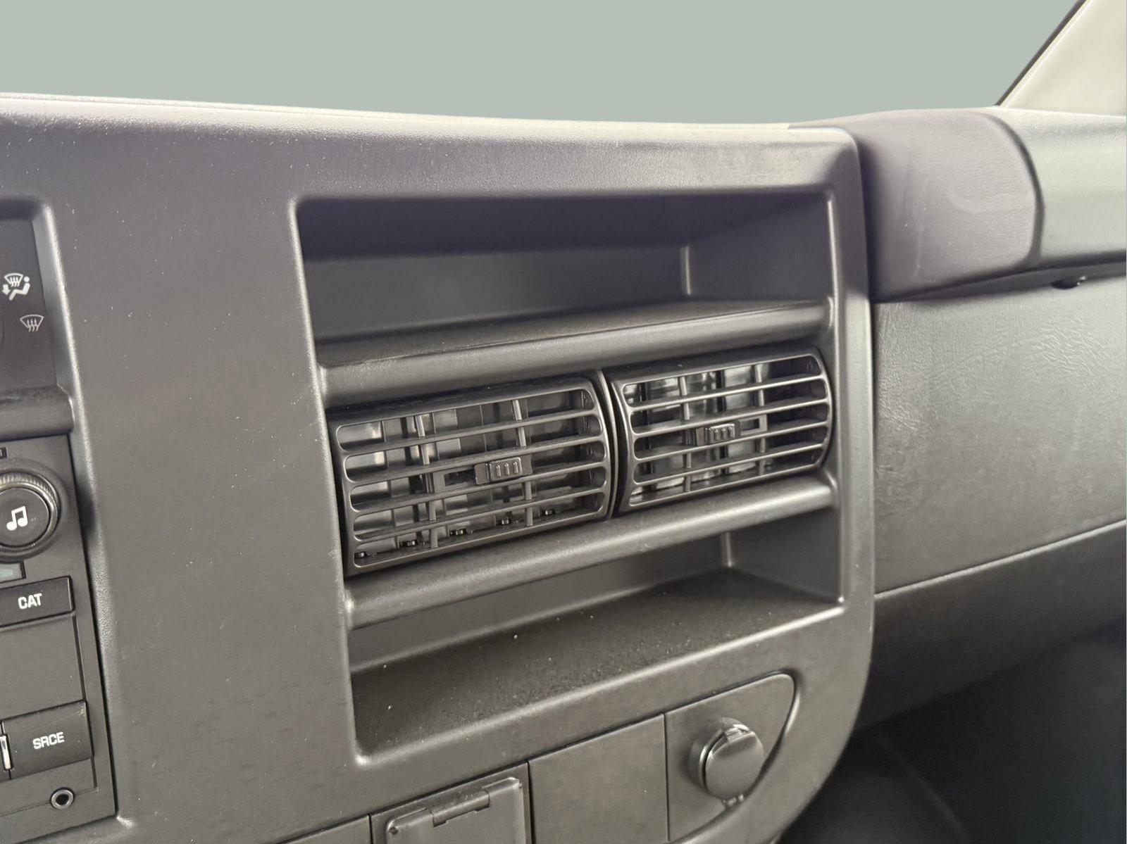 2024 Chevrolet Express Cutaway 3500 Vehicle Photo in GEORGETOWN, TX 78626-7508