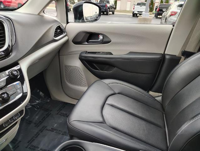 2024 Chrysler Pacifica Vehicle Photo in GREEN BAY, WI 54304-5303