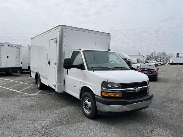 2023 Chevrolet Express Cutaway 3500 Vehicle Photo in ALCOA, TN 37701-3235