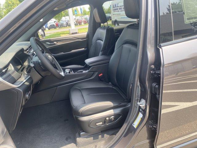 2025 Jeep Grand Cherokee L Vehicle Photo in Doylsetown, PA 18901