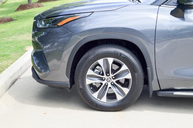 2024 Toyota Highlander Vehicle Photo in Houston, TX 77090