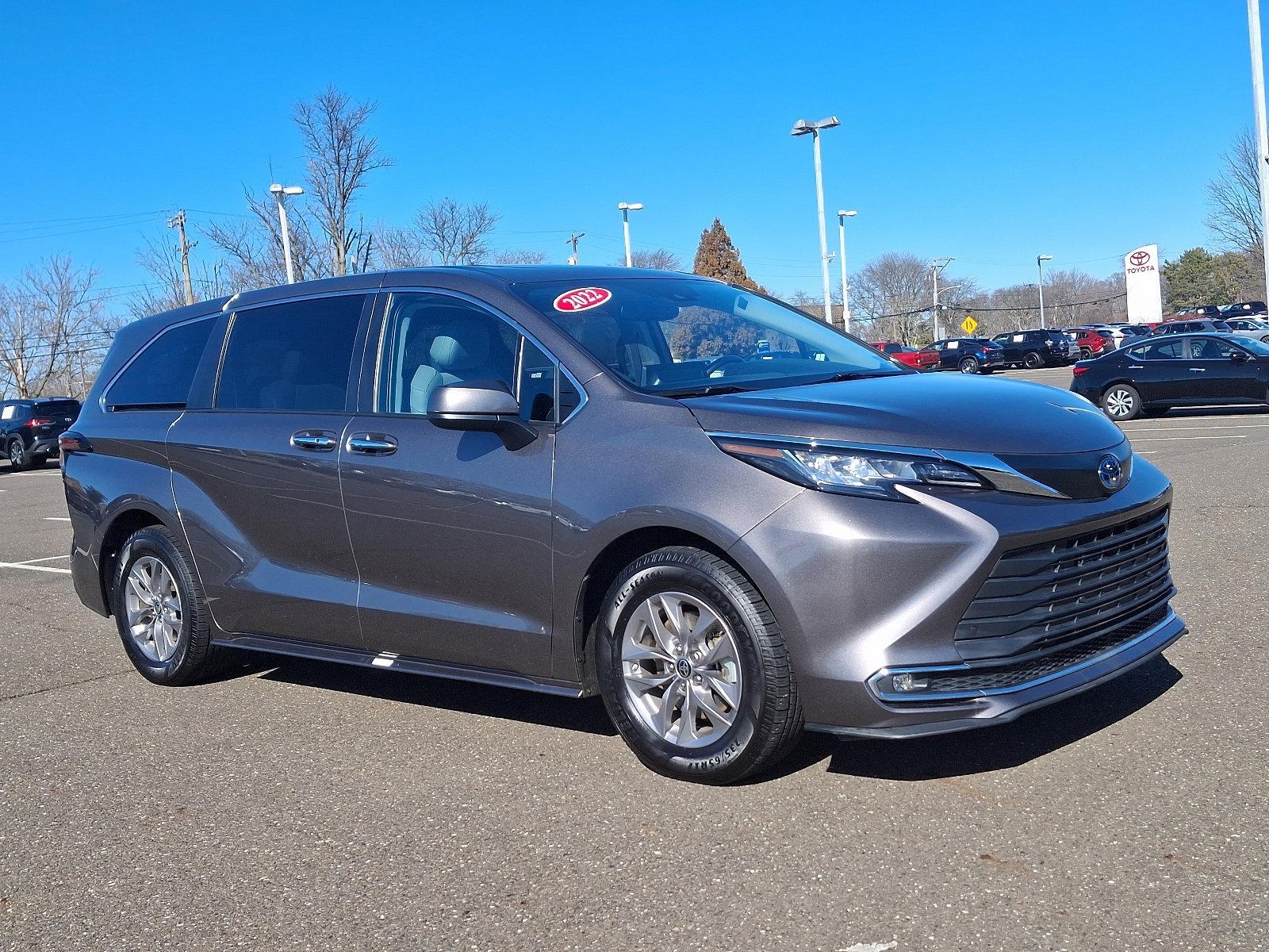 2022 Toyota Sienna Vehicle Photo in Trevose, PA 19053