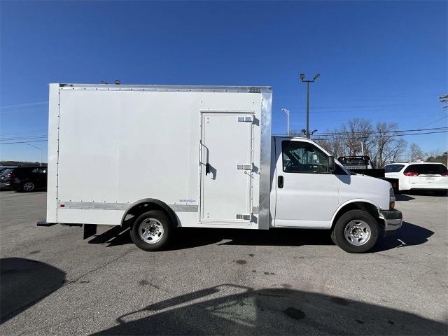 2024 Chevrolet Express Cutaway 3500 Vehicle Photo in ALCOA, TN 37701-3235