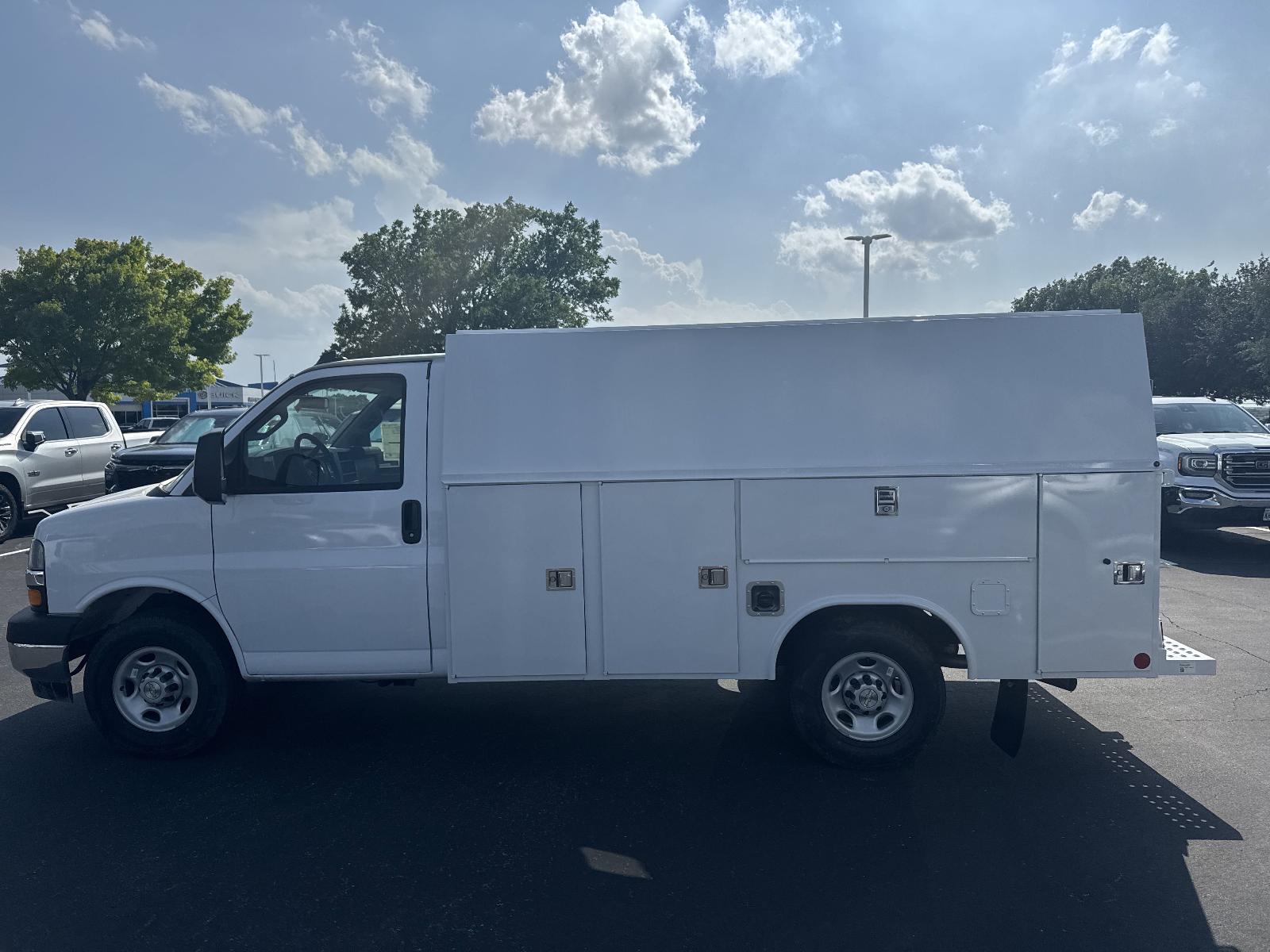 2025 Chevrolet Express Cutaway 3500 Vehicle Photo in GEORGETOWN, TX 78626-7508