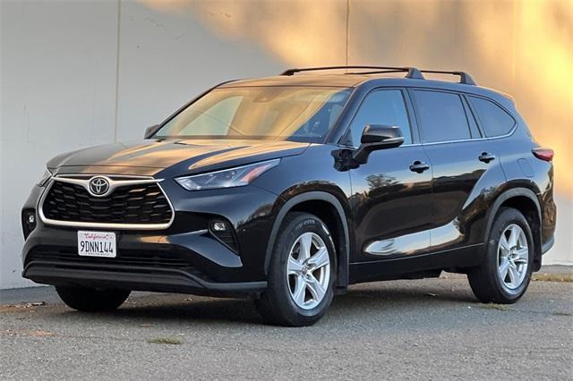 2022 Toyota Highlander LE photo 8