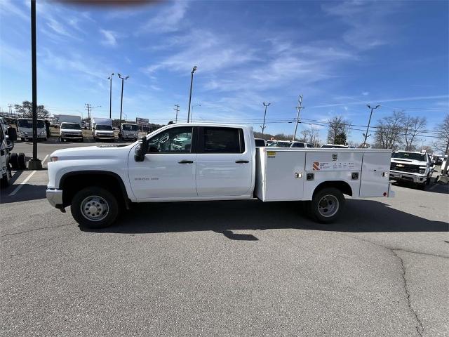 2024 Chevrolet Silverado 3500 HD Chassis Cab Vehicle Photo in ALCOA, TN 37701-3235