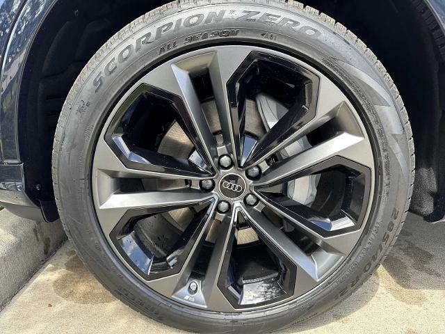 2025 Audi Q7 Vehicle Photo in HOUSTON, TX 77090
