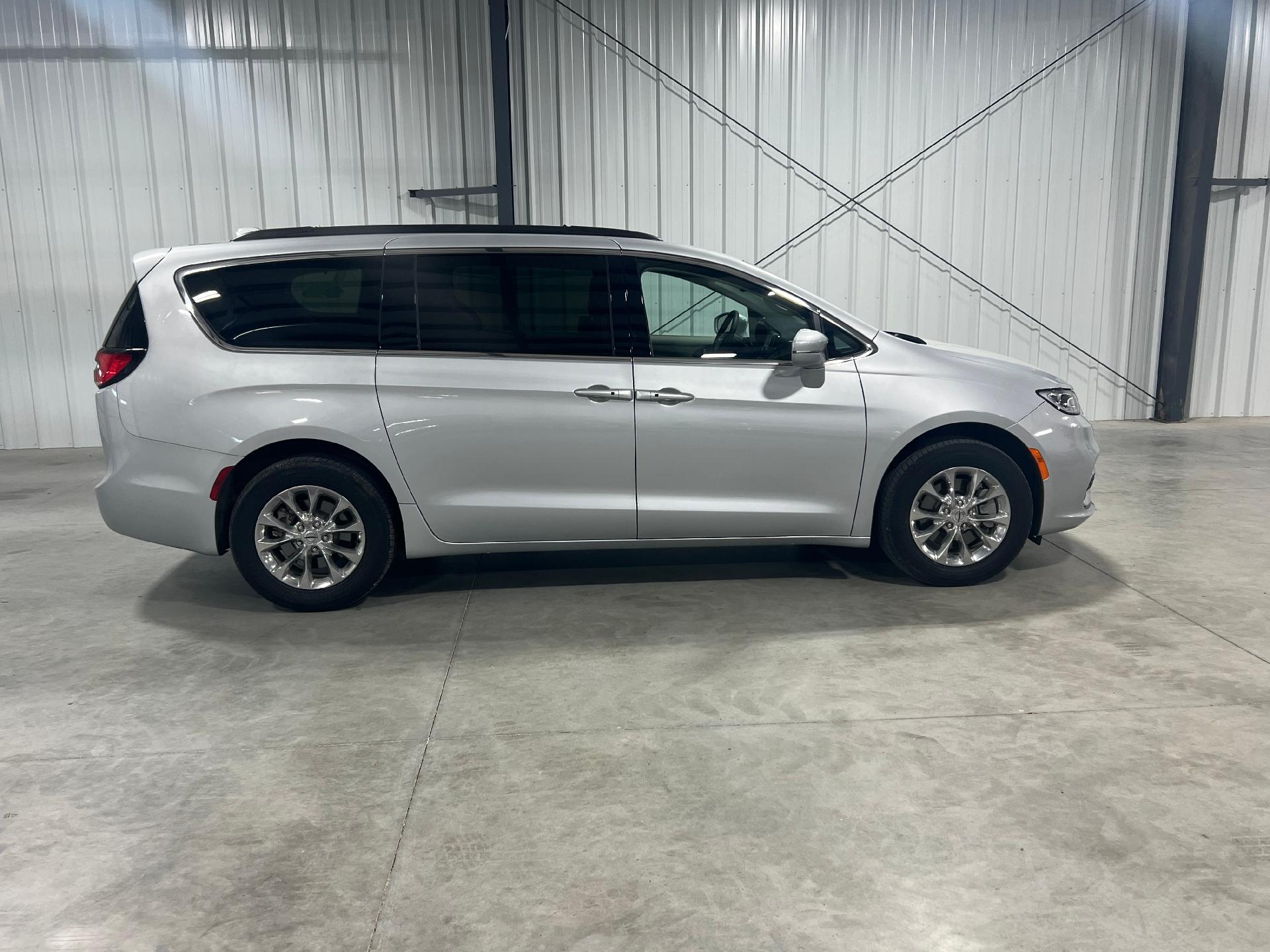 Used 2022 Chrysler Pacifica Touring L with VIN 2C4RC3BG8NR161624 for sale in Kansas City