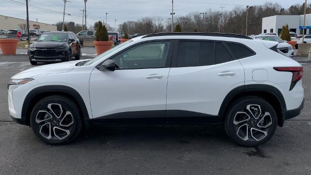 2025 Chevrolet Trax Vehicle Photo in MOON TOWNSHIP, PA 15108-2571