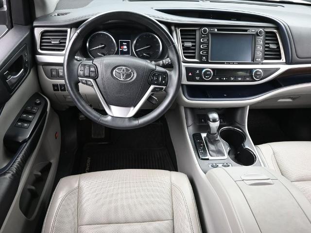 2016 Toyota Highlander Vehicle Photo in Cedar Rapids, IA 52402