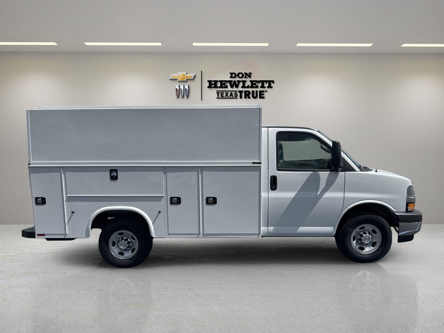 2025 Chevrolet Express Cutaway 3500 Vehicle Photo in GEORGETOWN, TX 78626-7508