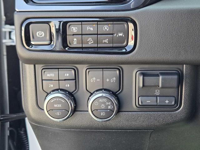 2025 GMC Yukon XL Vehicle Photo in DALLAS, TX 75209-3016