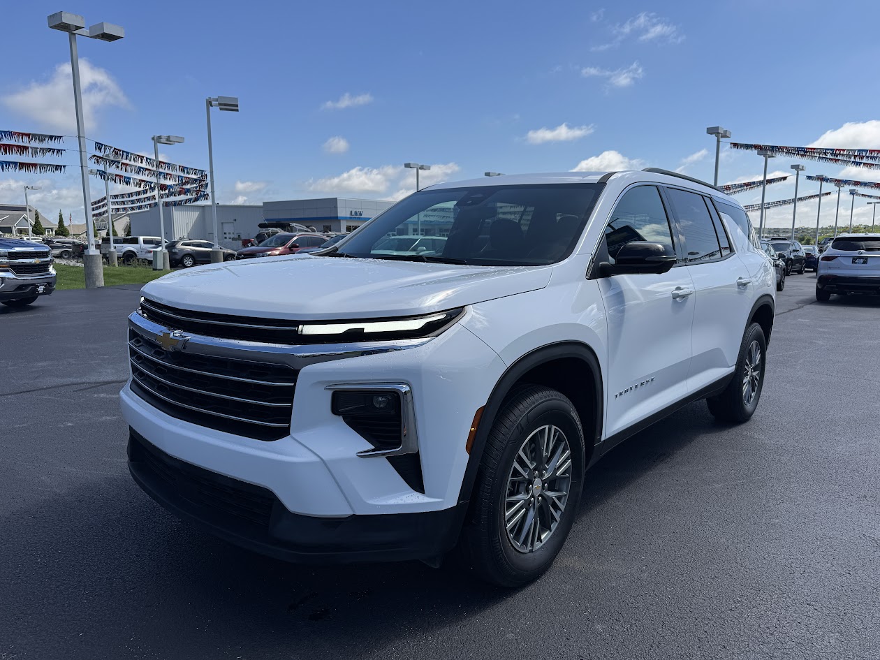 2024 Chevrolet Traverse Vehicle Photo in BOONVILLE, IN 47601-9633