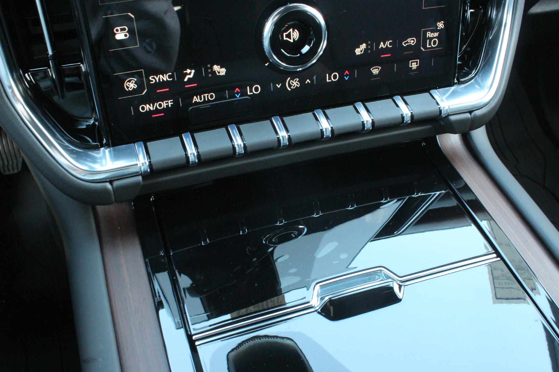 2025 GMC Yukon XL Vehicle Photo in AURORA, CO 80012-4011