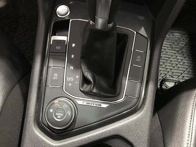 2018 Volkswagen Tiguan Vehicle Photo in GREEN BAY, WI 54303-3330