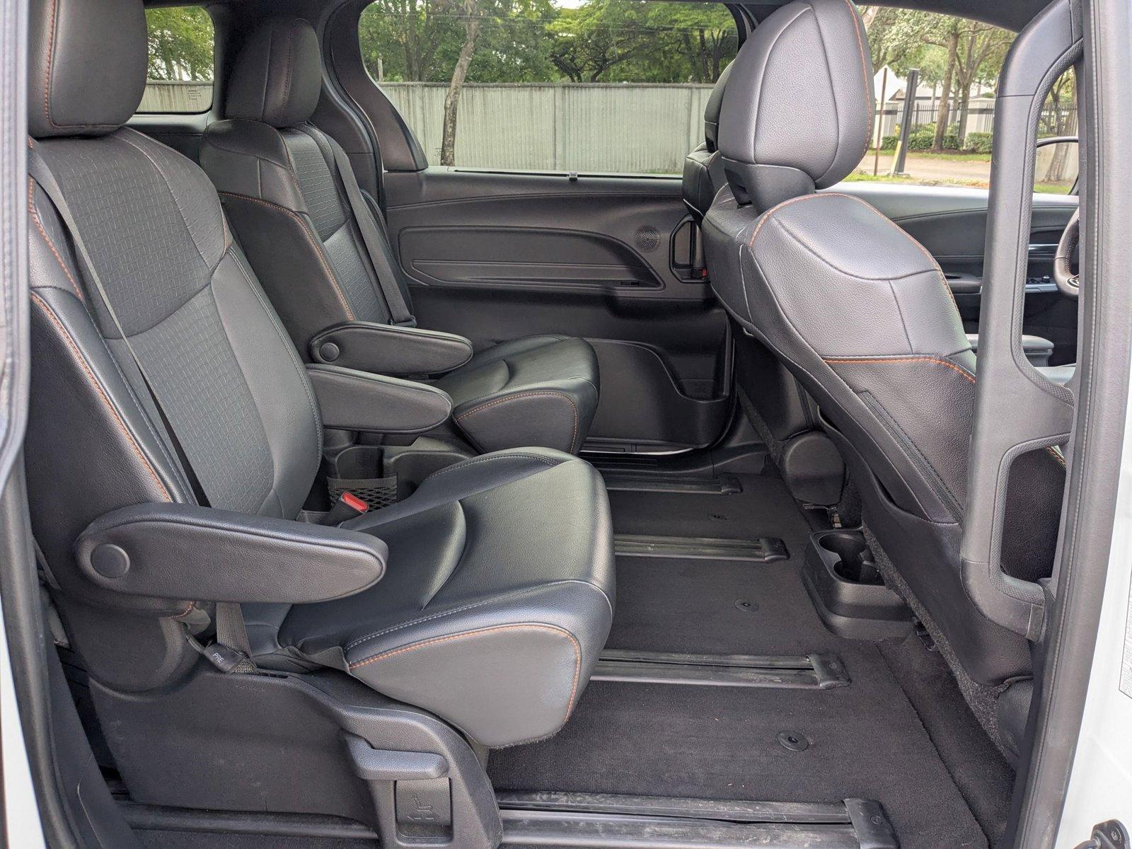 2022 Toyota Sienna Vehicle Photo in Pembroke Pines , FL 33084