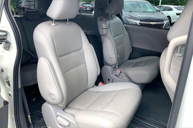 2020 Toyota Sienna Vehicle Photo in KANSAS CITY, MO 64114-4502