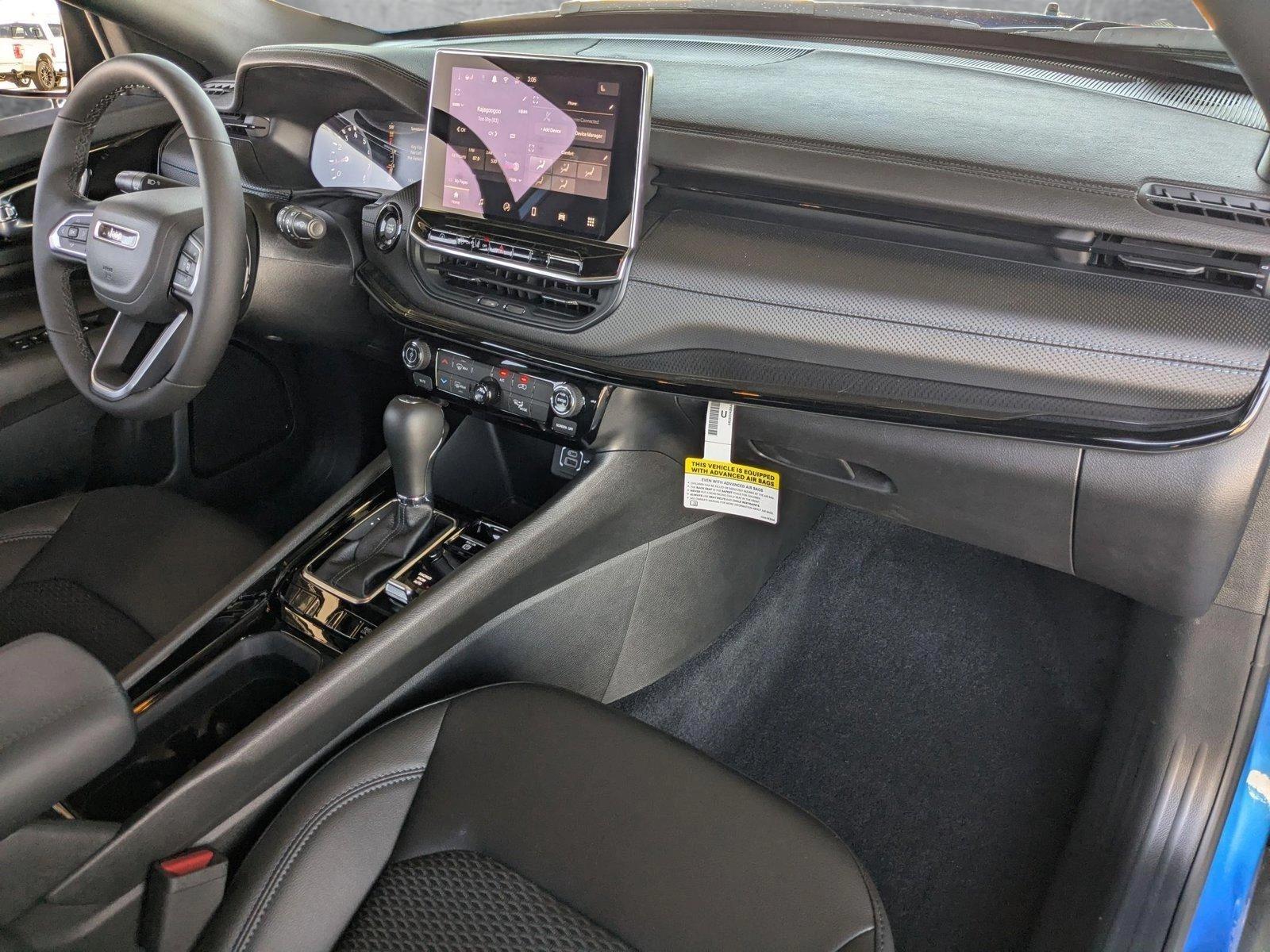 2025 Jeep Compass Vehicle Photo in Valencia, CA 91355