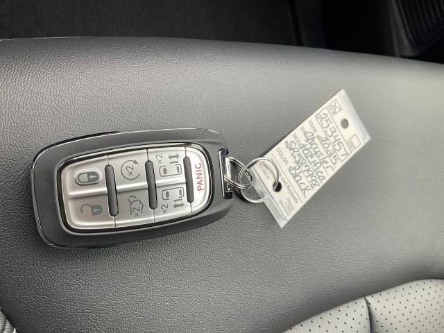2025 Chrysler Pacifica Vehicle Photo in Kaukauna, WI 54130