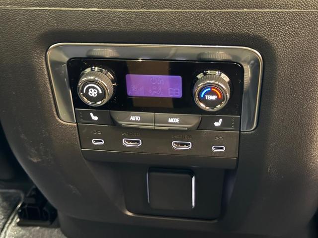 2025 Chevrolet Suburban Vehicle Photo in COLUMBIA, MO 65203-3903