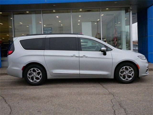 2023 Chrysler Pacifica Vehicle Photo in MAPLEWOOD, MN 55119-4794