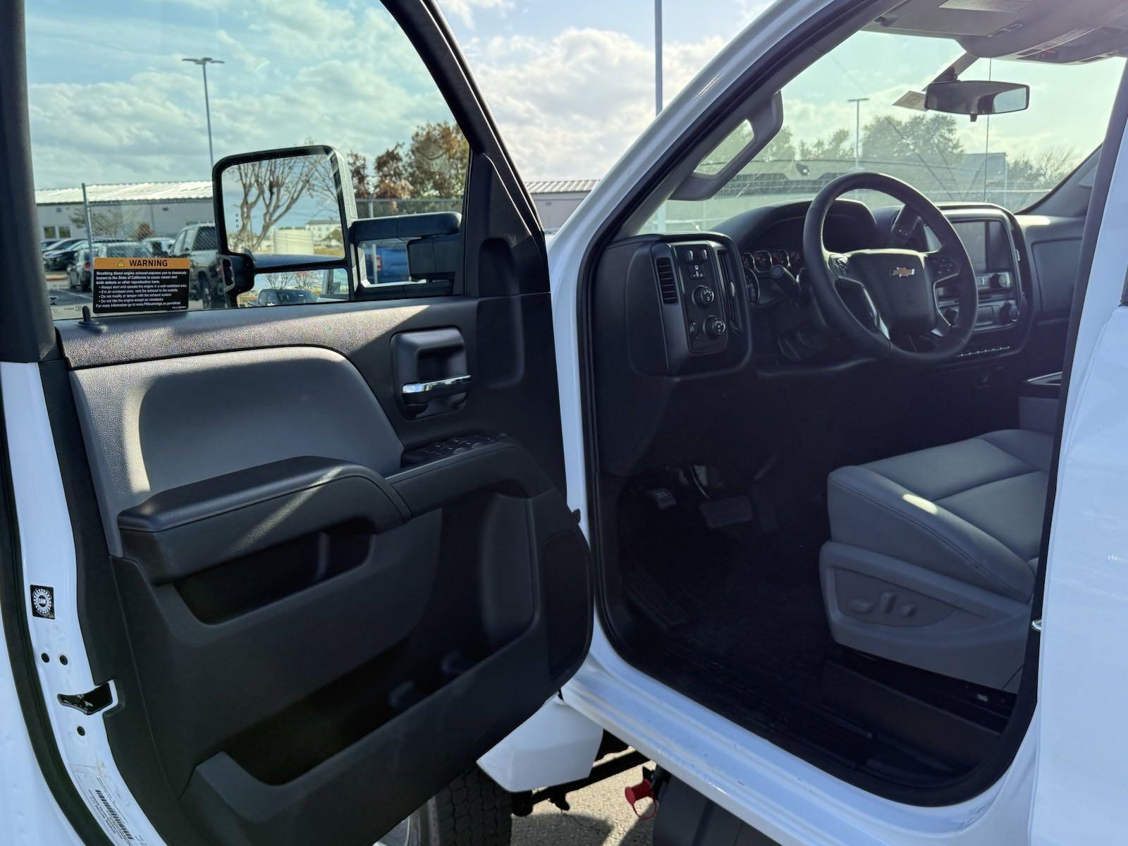 2024 Chevrolet Silverado 5500 HD Vehicle Photo in GEORGETOWN, TX 78626-7508