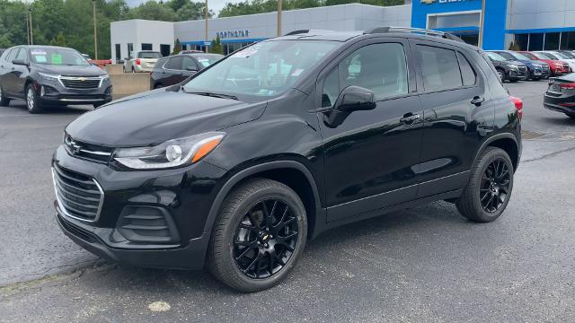 2022 Chevrolet Trax Vehicle Photo in MOON TOWNSHIP, PA 15108-2571