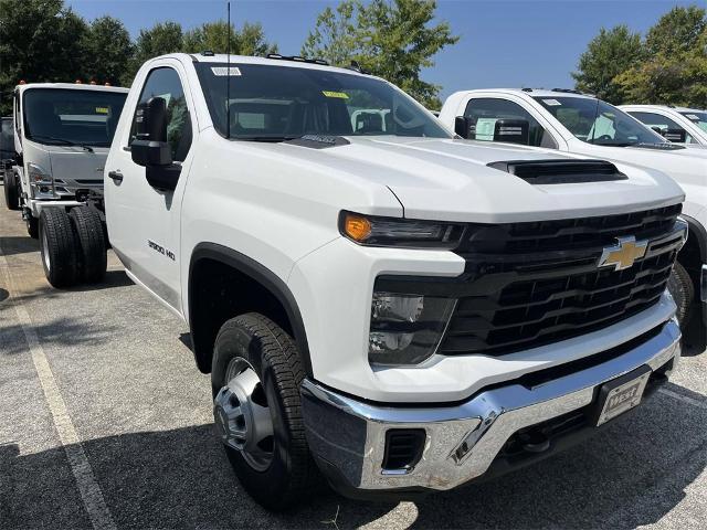 2024 Chevrolet Silverado 3500 HD Chassis Cab Vehicle Photo in ALCOA, TN 37701-3235