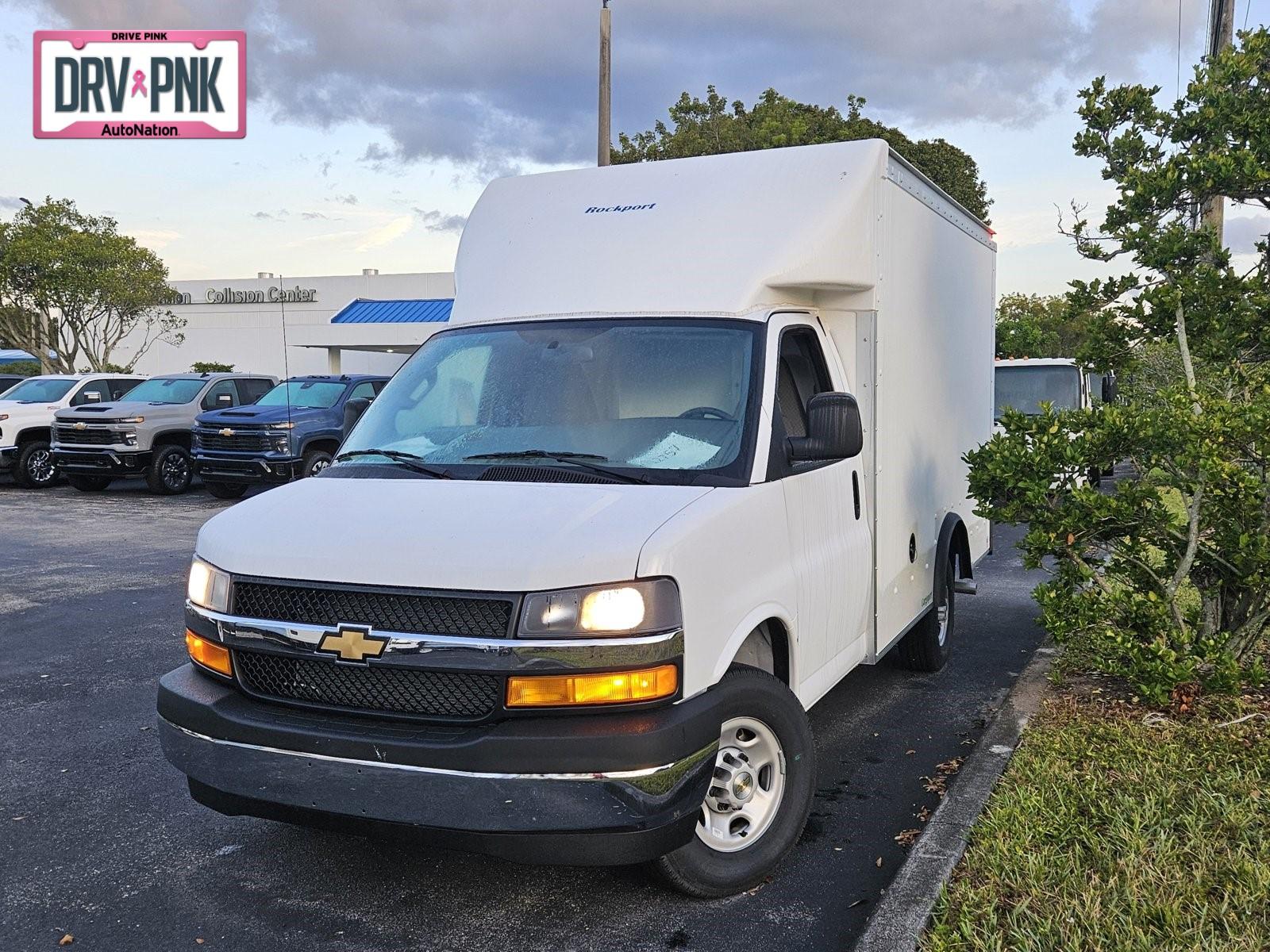 2024 Chevrolet Express Cutaway 3500 Vehicle Photo in GREENACRES, FL 33463-3207