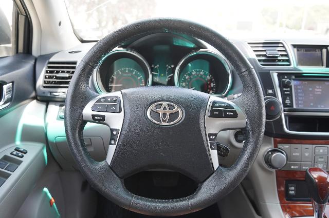 2013 Toyota Highlander Vehicle Photo in Riverdale, UT 84405