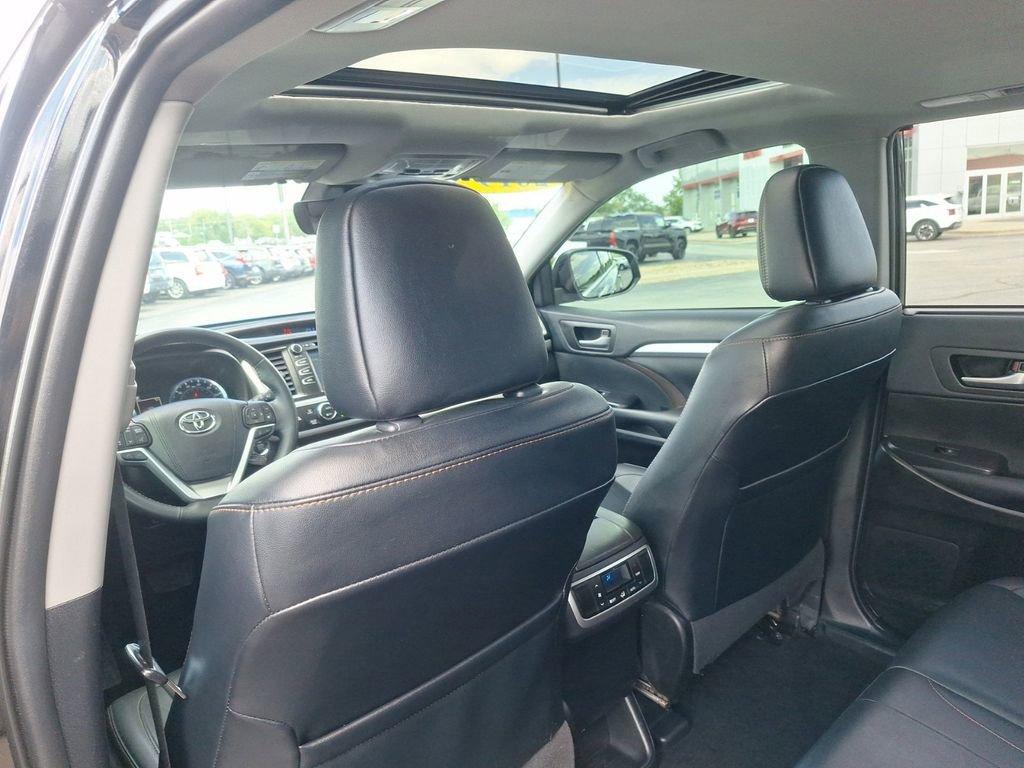 2019 Toyota Highlander Vehicle Photo in Marion, IA 52302