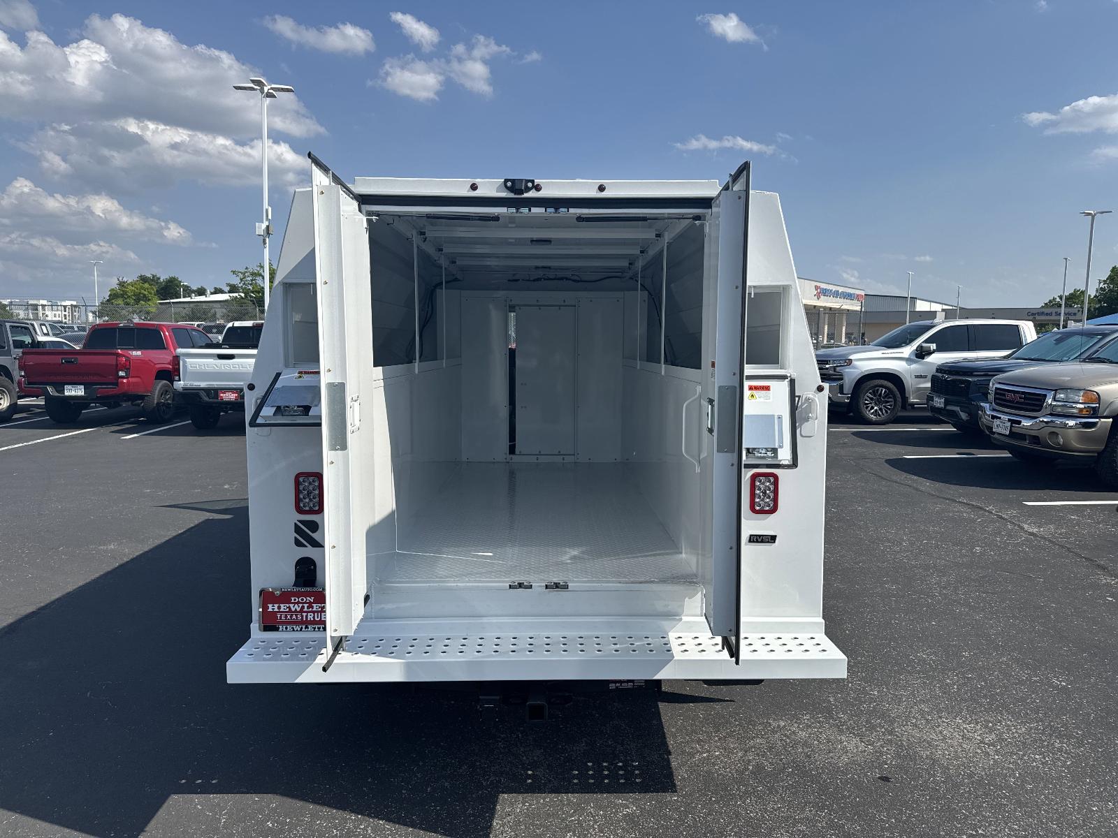 2025 Chevrolet Express Cutaway 3500 Vehicle Photo in GEORGETOWN, TX 78626-7508