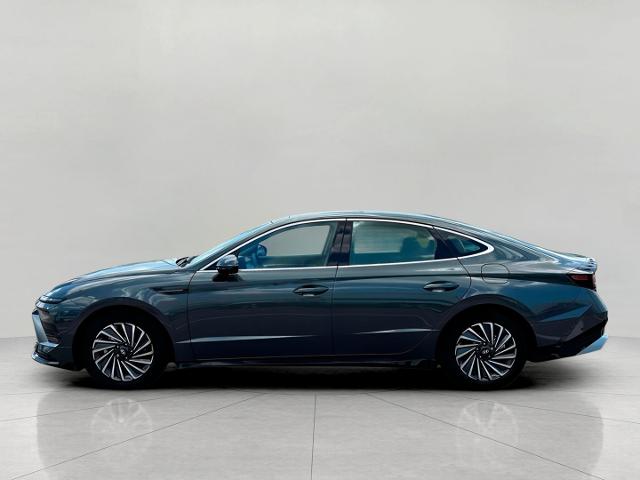 2025 Hyundai SONATA Hybrid Vehicle Photo in Green Bay, WI 54304