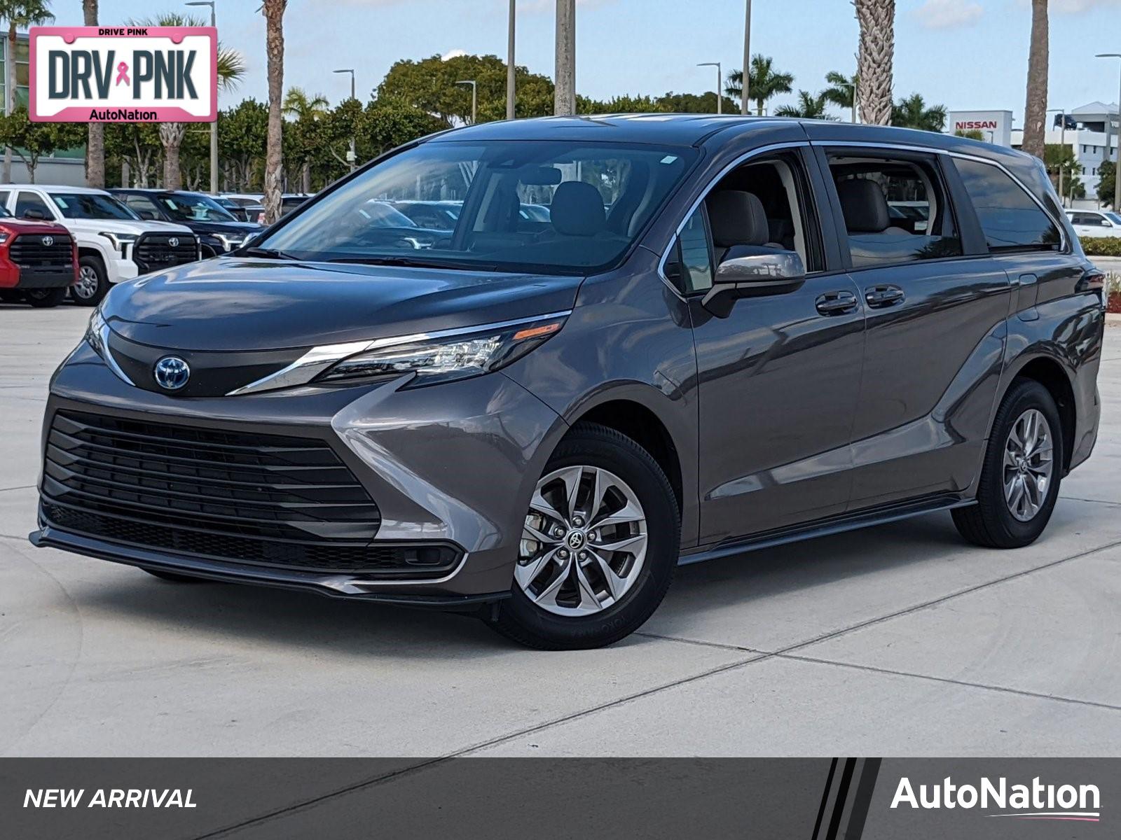 2024 Toyota Sienna Vehicle Photo in Davie, FL 33331