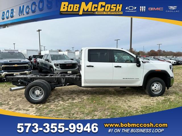 2025 GMC Sierra 3500 HD Chassis Cab Vehicle Photo in COLUMBIA, MO 65203-3903