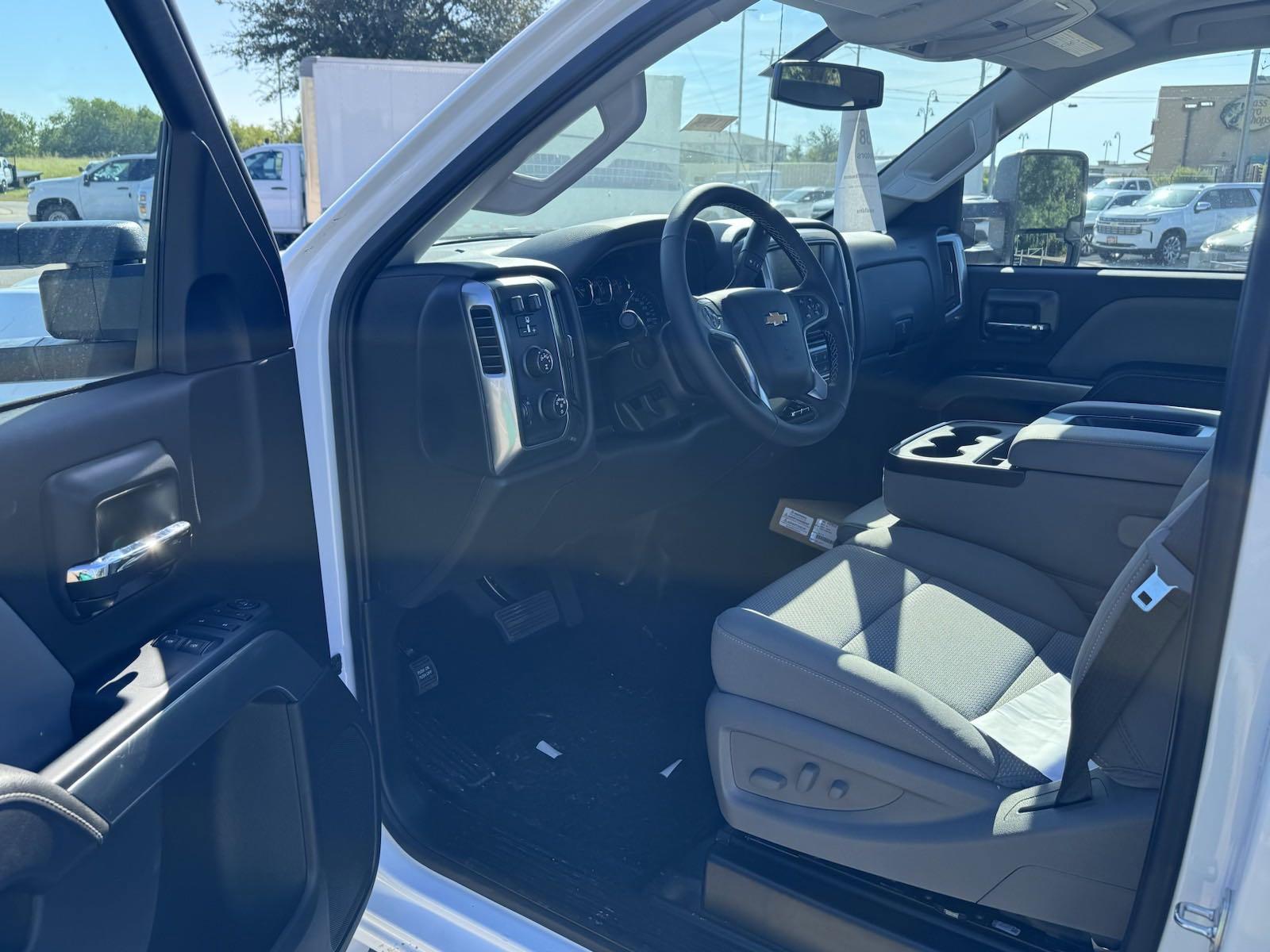 2024 Chevrolet Silverado 6500 HD Vehicle Photo in GEORGETOWN, TX 78626-7508
