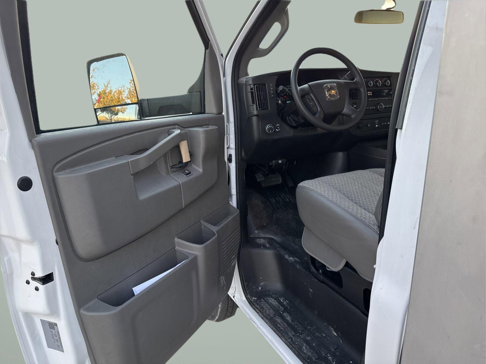 2024 Chevrolet Express Cutaway 3500 Vehicle Photo in GEORGETOWN, TX 78626-7508
