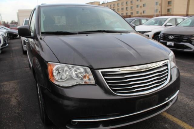 2016 Chrysler Town & Country Vehicle Photo in Green Bay, WI 54304