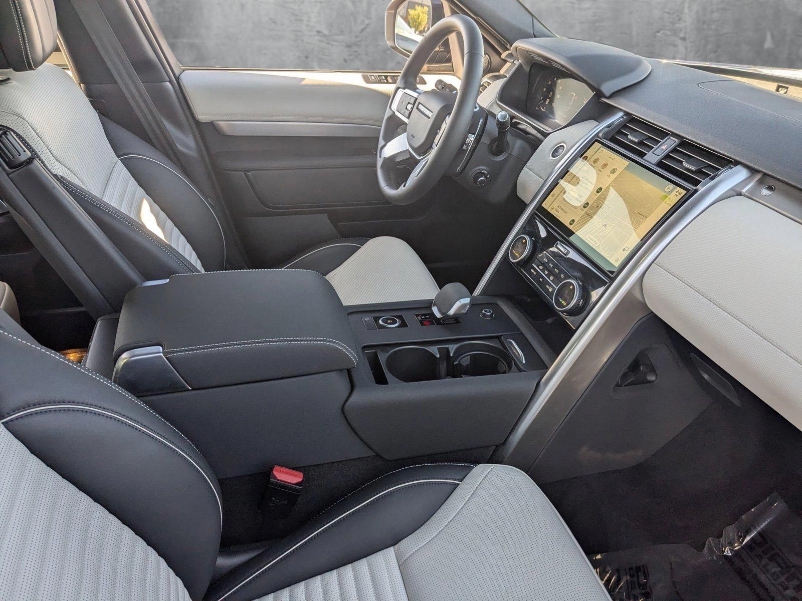 2024 Land Rover Discovery Vehicle Photo in Cockeysville, MD 21030