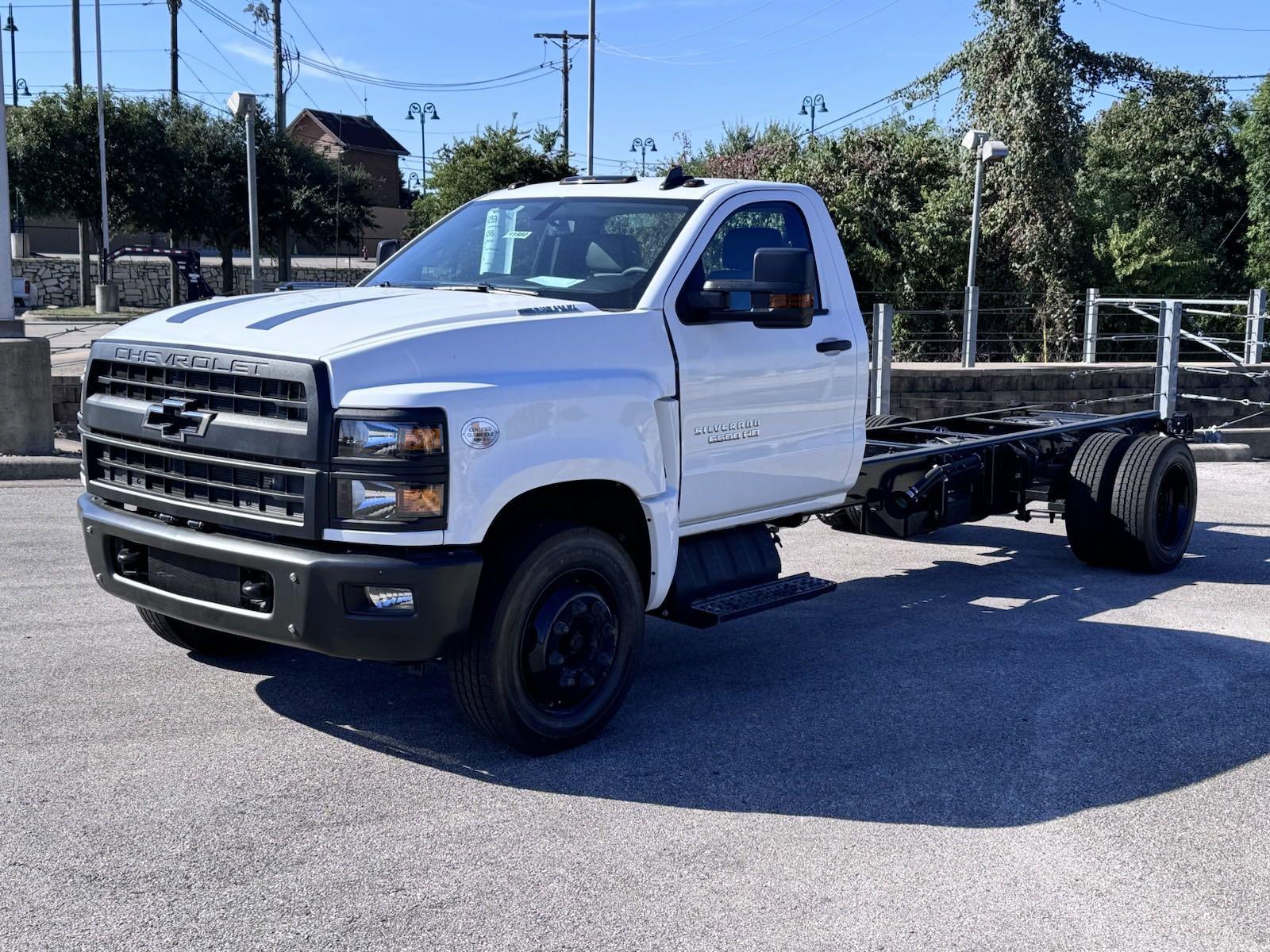 2024 Chevrolet Silverado 6500 HD Vehicle Photo in GEORGETOWN, TX 78626-7508