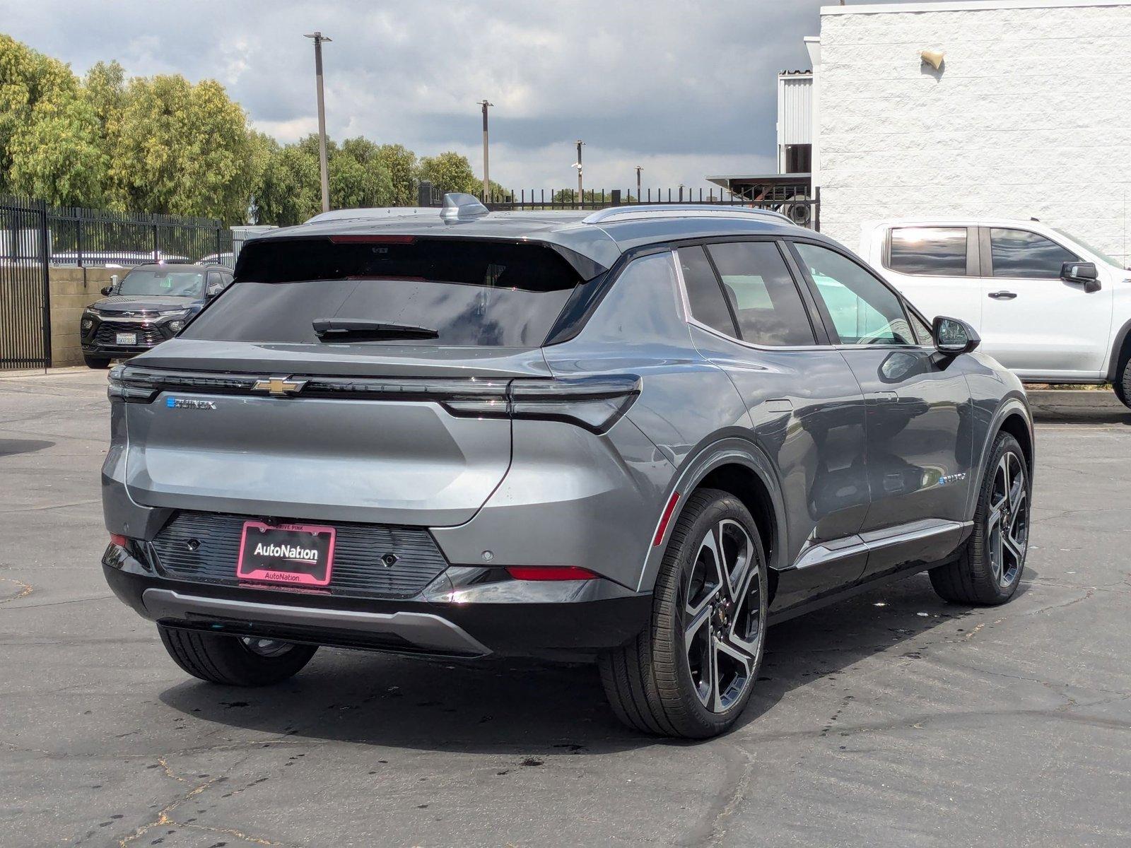 2025 Chevrolet Equinox EV Vehicle Photo in VALENCIA, CA 91355-1705