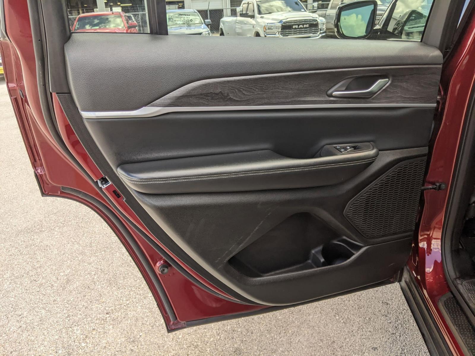2023 Jeep Grand Cherokee L Vehicle Photo in Seguin, TX 78155