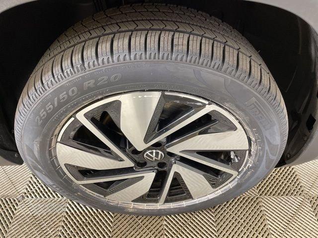 2024 Volkswagen Atlas Vehicle Photo in PHOENIX, AZ 85014-3381