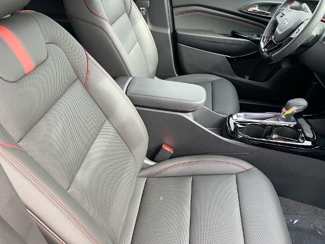 2025 Chevrolet Trax Vehicle Photo in MOON TOWNSHIP, PA 15108-2571