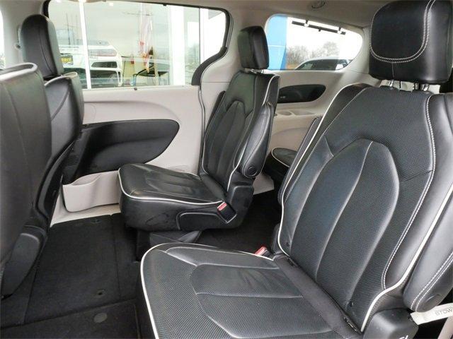 2023 Chrysler Pacifica Vehicle Photo in MAPLEWOOD, MN 55119-4794