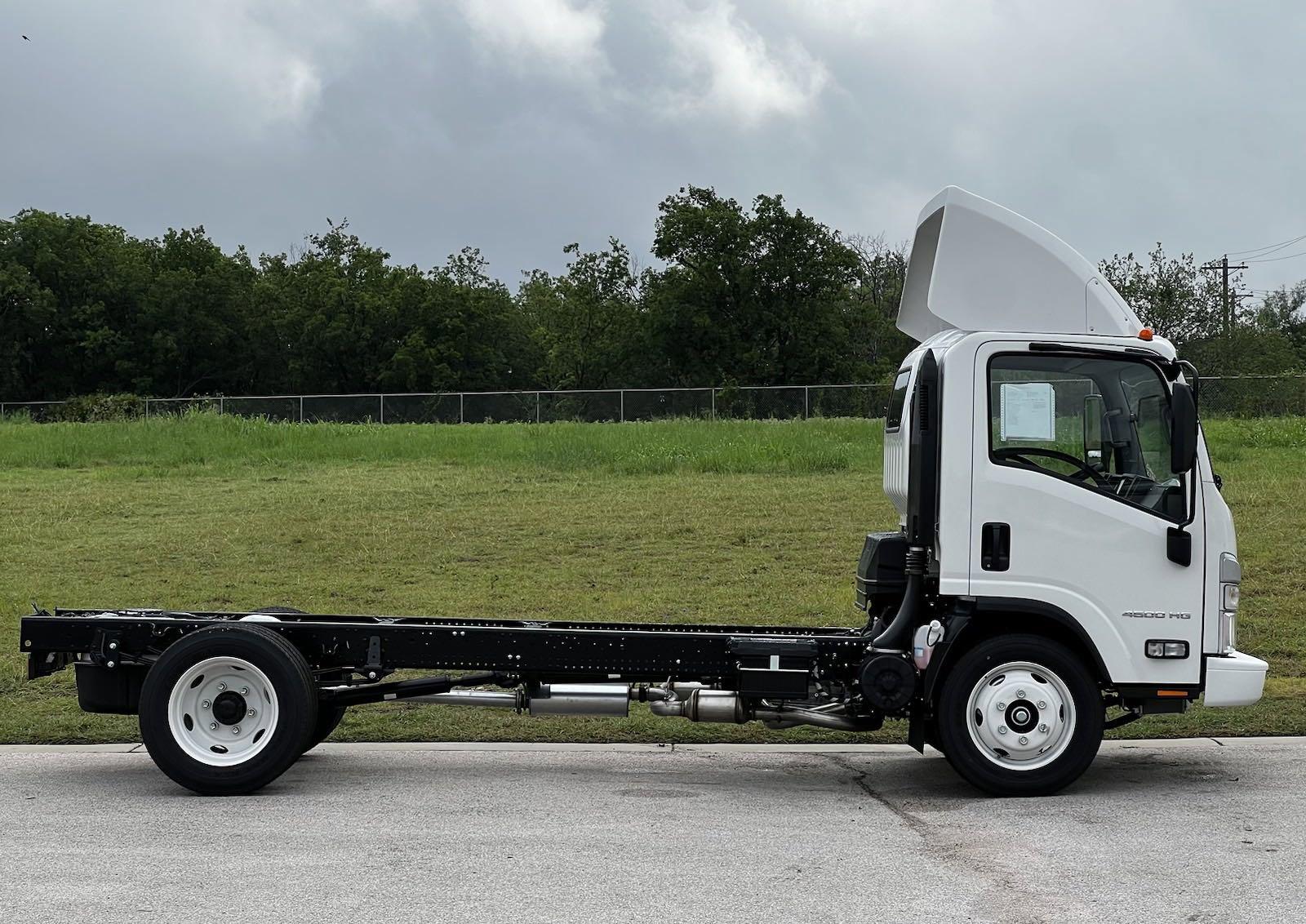 2025 Chevrolet Low Cab Forward 4500 Vehicle Photo in GEORGETOWN, TX 78626-7508