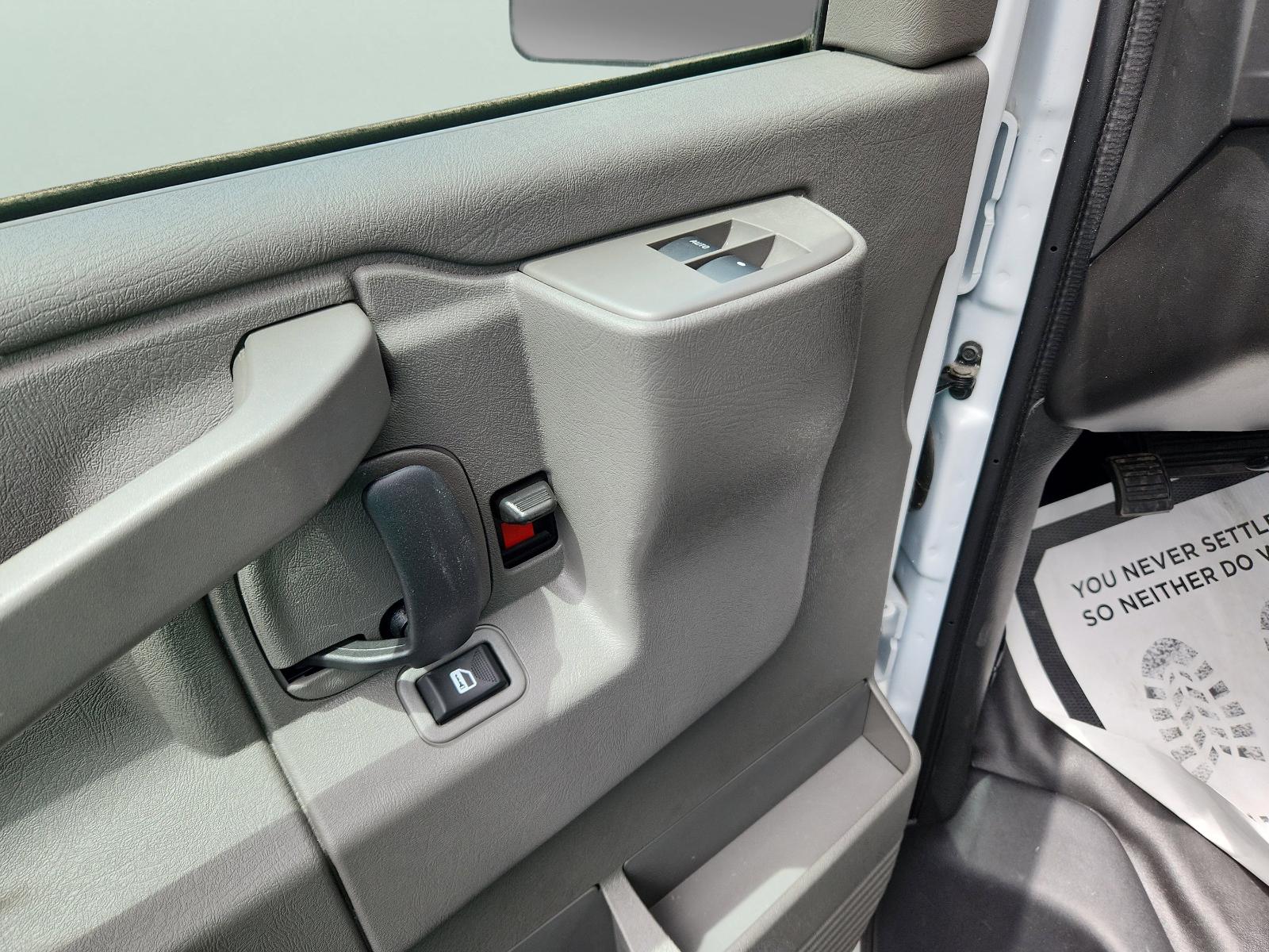 2025 Chevrolet Express Cutaway 3500 Vehicle Photo in GEORGETOWN, TX 78626-7508