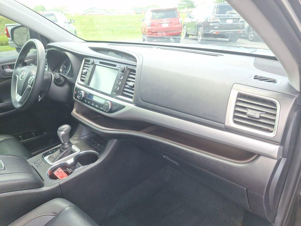 2019 Toyota Highlander Vehicle Photo in Marion, IA 52302